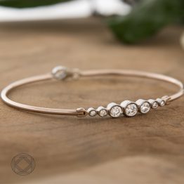 Bracelet or gris, or rouge et diamants