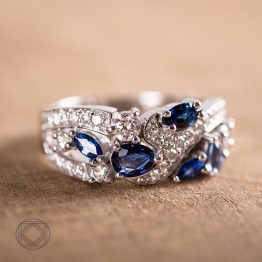 Bague or gris 750 millièmes, saphir et diamants