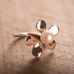 Bague or rouge avec perle d'eau douce