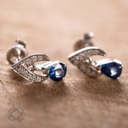 Boucle or gris saphir et diamants.- Joaillier createur Bosc-joaillerie