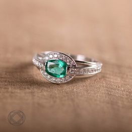 bague or gris 750 millièmes, emeraude et diamants